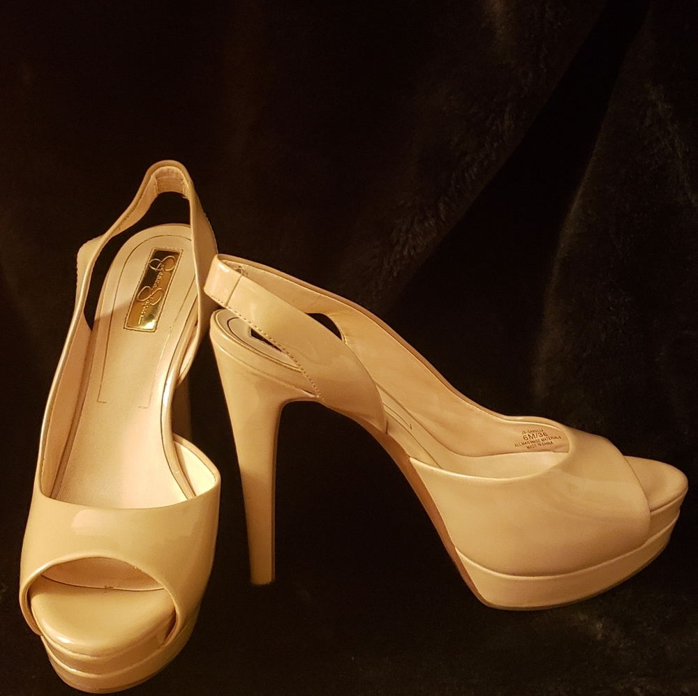 Jessica Simpson pumps